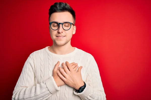 Junger Gutaussehender Kaukasischer Mann Mit Brille Und Lässigem Winterpullover Vor — Stockfoto