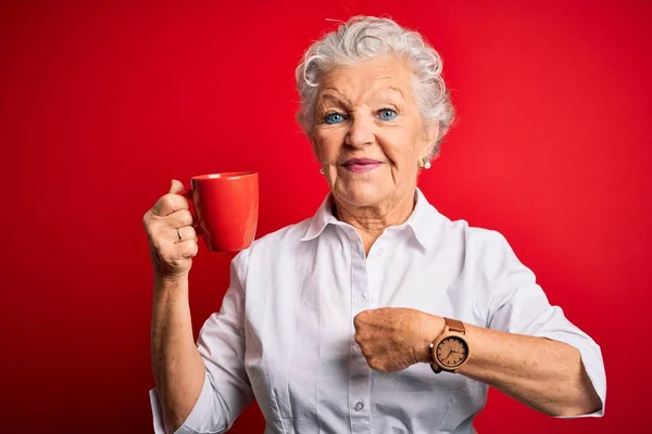 Ältere Schöne Frau Trinkt Tasse Kaffee Steht Über Isolierten Roten — Stockfoto
