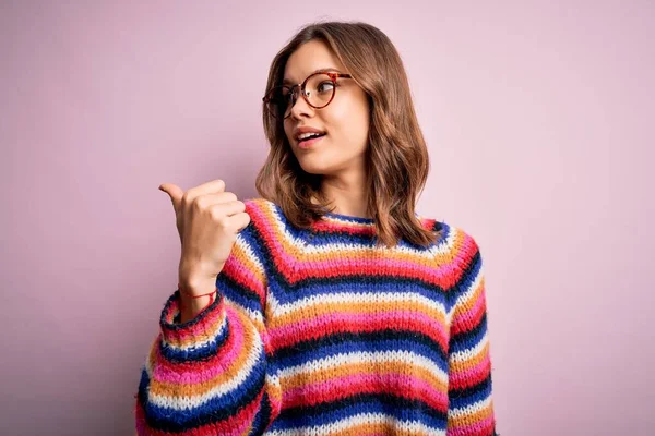 Jovem Linda Menina Loira Vestindo Óculos Camisola Casual Sobre Rosa — Fotografia de Stock