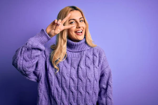 Junge Schöne Blonde Frau Lässigem Rollkragenpullover Vor Lila Hintergrund Friedenssymbol — Stockfoto