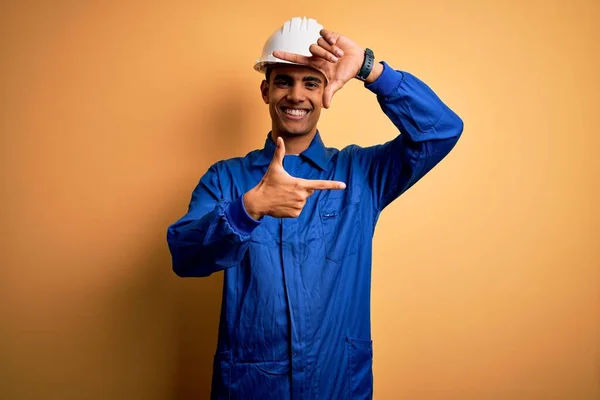 Mladý Pohledný Africký Americký Dělník Modré Uniformě Bezpečnostní Helmou Usmívající — Stock fotografie