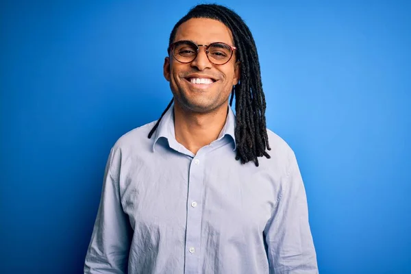 Joven Hombre Afroamericano Guapo Con Rastas Con Camisa Casual Gafas — Foto de Stock