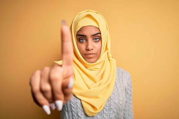 Молода Африканська Американка Одягнена Муслім Хіджаб Через Ізольоване Жовте Тло — стокове фото