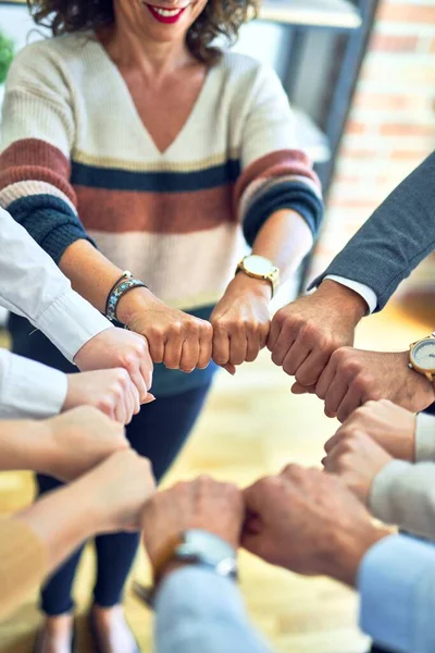 Gruppo Operai Piedi Pugni Urtando Ufficio — Foto Stock