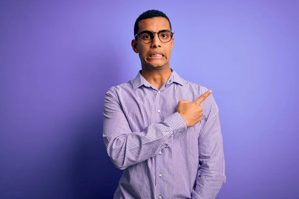 Hombre Afroamericano Guapo Con Camisa Rayas Gafas Sobre Fondo Púrpura —  Fotos de Stock