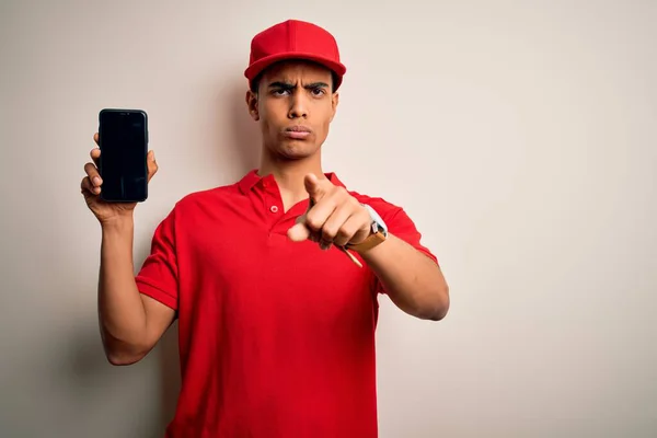 年轻英俊的非洲送货员手持智能手机 手握屏幕应用程序 用手指指向相机和你 正面做出积极而自信的手势 — 图库照片