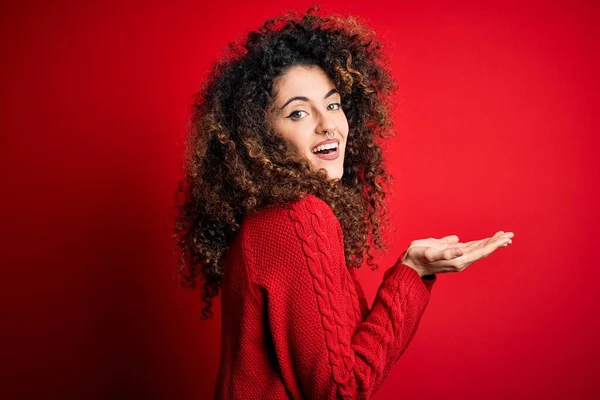 Jovem Mulher Bonita Com Cabelos Cacheados Piercing Vestindo Camisola Vermelha — Fotografia de Stock