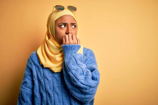 Młoda Afroamerykańska Studentka Ubrana Żółty Hidżab Okulary Przeciwsłoneczne Wyglądająca Zestresowaną — Zdjęcie stockowe
