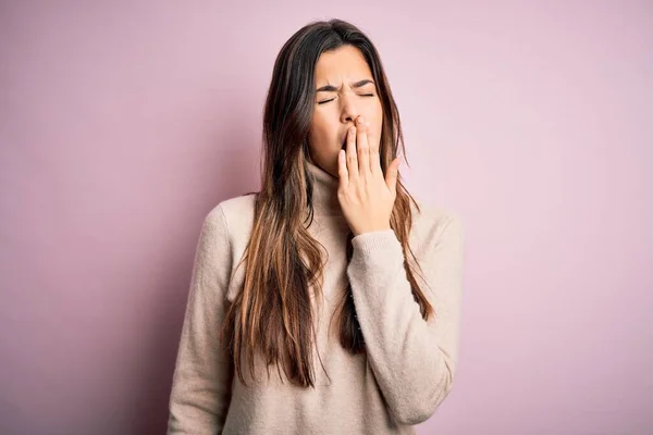 Jong Mooi Meisje Dragen Casual Coltrui Staan Geïsoleerde Roze Achtergrond — Stockfoto