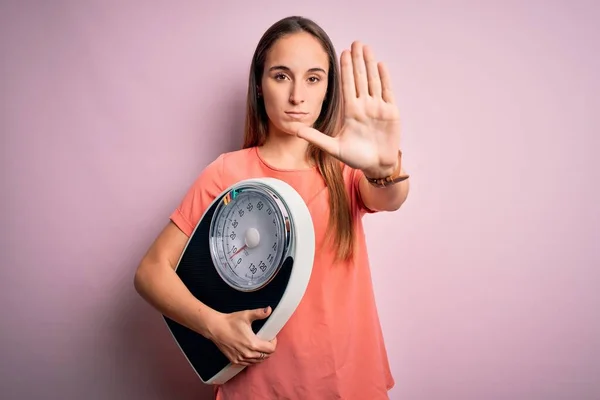 Jeune Belle Femme Contrôlant Machine Pondération Maintien Poids Sur Fond — Photo