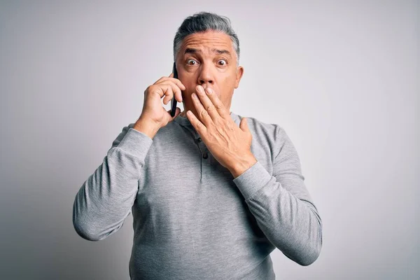 Orta Yaşlı Yakışıklı Gri Saçlı Akıllı Telefondan Konuşan Ağzı Kapalı — Stok fotoğraf