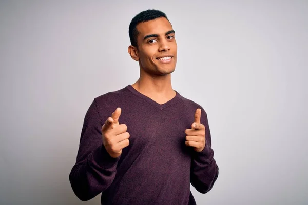 Junger Gutaussehender Afrikanisch Amerikanischer Mann Lässigem Pullover Vor Weißem Hintergrund — Stockfoto