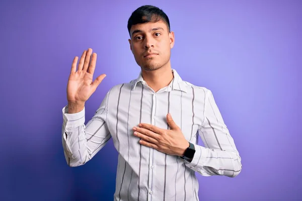 Junger Gutaussehender Hispanischer Mann Elegantem Businesshemd Vor Violettem Hintergrund Der — Stockfoto