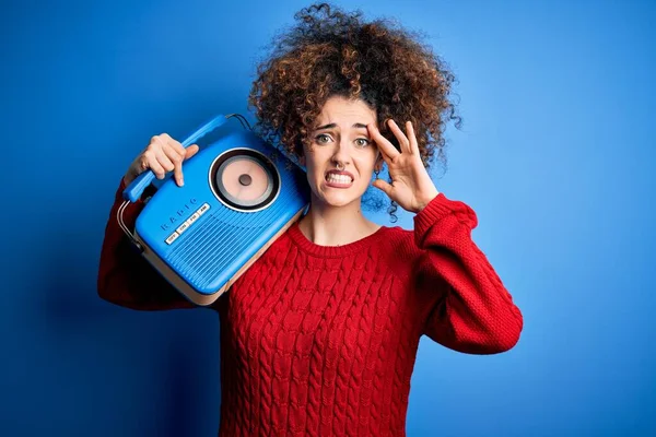 곱슬머리에 빈티지 라디오를 사용하여 음악을 아름다운 여자는 머리에 손으로 스트레스를 — 스톡 사진