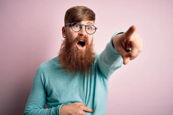 턱수염을 아일랜드빨간 남자가 분홍색 안경을 손가락을 무엇인가 — 스톡 사진