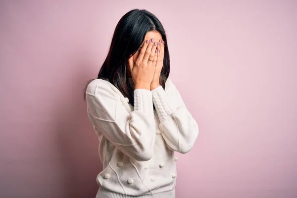 Mujer Morena Joven Con Ojos Azules Que Usa Suéter Casual — Foto de Stock