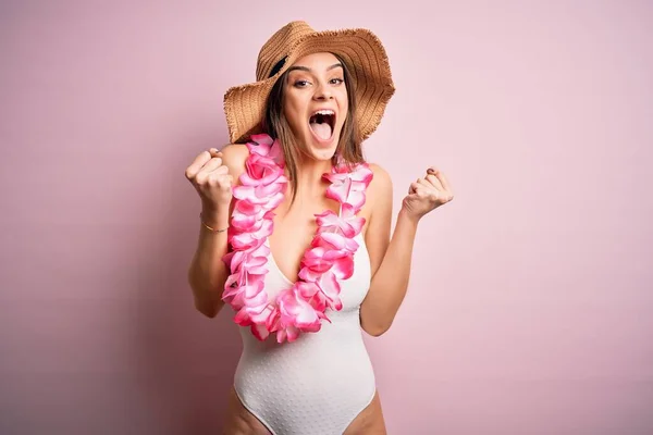 Young Beautiful Brunette Woman Vacation Wearing Swimsuit Hawaiian Flowers Lei — Stock Photo, Image