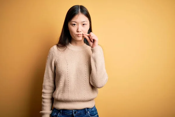 Joven Hermosa Mujer Asiática Usando Suéter Casual Sobre Amarillo Aislado —  Fotos de Stock