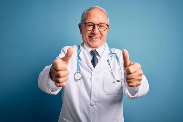 Idősebb Ősz Hajú Orvos Sztetoszkópot Orvosi Kabátot Visel Kék Háttér — Stock Fotó