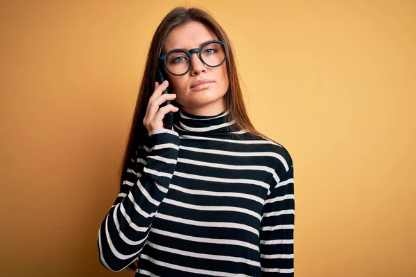 Joven Hermosa Mujer Con Ojos Azules Teniendo Conversación Hablando Teléfono — Foto de Stock