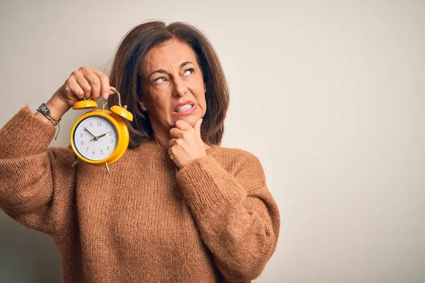 Mujer Morena Mediana Edad Sosteniendo Reloj Despertador Clásico Sobre Fondo —  Fotos de Stock