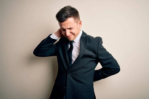 Joven Hombre Negocios Guapo Con Traje Elegante Corbata Sobre Fondo —  Fotos de Stock