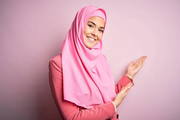 Junge Schöne Mädchen Tragen Muslimischen Hijab Steht Über Isolierten Rosa — Stockfoto