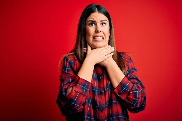 Jovem Mulher Bonita Vestindo Camisa Casual Sobre Fundo Vermelho Gritando — Fotografia de Stock