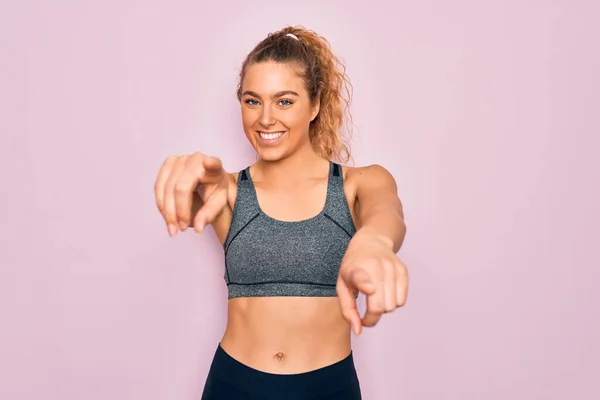 Jovem Bela Esportista Loira Com Olhos Azuis Fazendo Exercício Vestindo — Fotografia de Stock