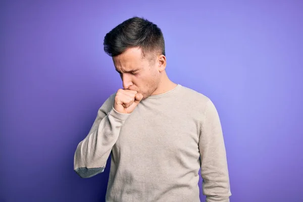 남자는 불편하고 감기나 기관지염 상으로 기침을 — 스톡 사진