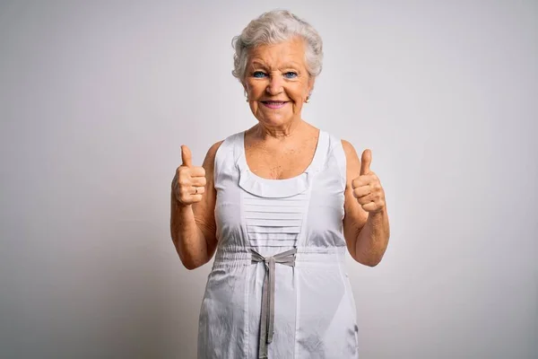 Ältere Schöne Grauhaarige Frau Trägt Legeres Sommerkleid Über Weißem Hintergrund — Stockfoto