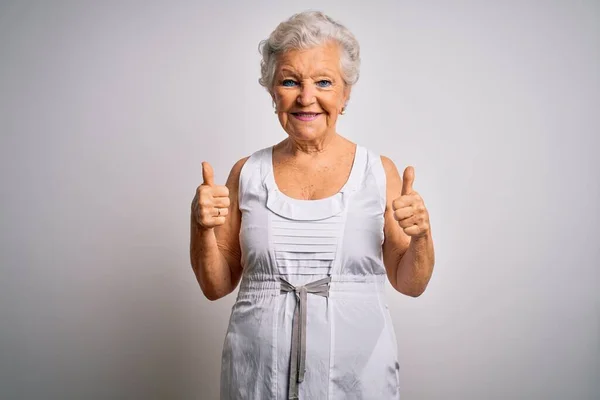 Senior Mooie Grijs Harige Vrouw Dragen Casual Zomer Jurk Witte — Stockfoto