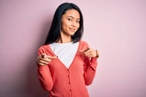 Young Beautiful Chinese Woman Wearing Casual Sweater Isolated Pink Background — Stock Photo, Image