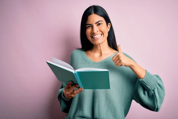 Mladý Krásný Hispánský Student Žena Čtení Knihy Nad Růžové Izolované — Stock fotografie