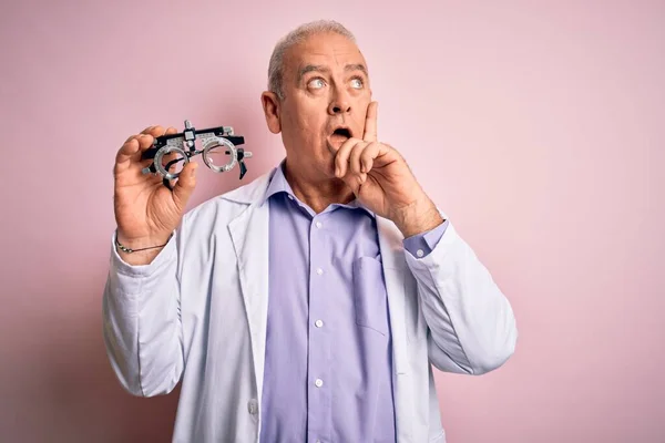 Medelålders Hoary Optisk Man Bär Päls Innehav Optometri Glasögon Över — Stockfoto