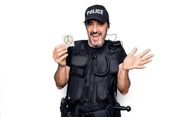 Middle Age Policeman Wearing Police Uniform Holding Reminder Paper Peace — Stock Photo, Image