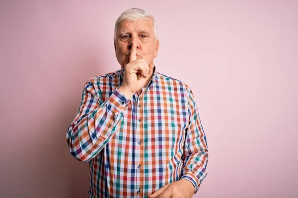Senior Handsome Hoary Man Wearing Casual Colorful Shirt Isolated Pink — Stock Photo, Image