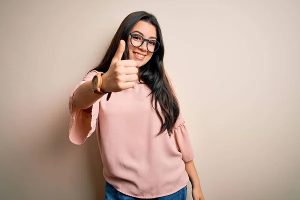 Soyutlanmış Arka Planda Gözlük Takan Zarif Genç Bir Kadın Mutlu — Stok fotoğraf