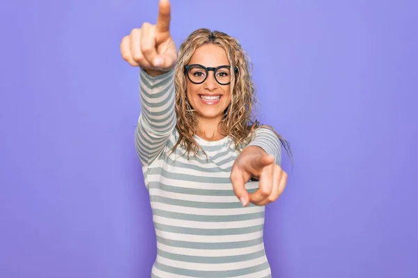 Schöne Blonde Frau Trägt Lässig Gestreiftes Shirt Und Brille Über — Stockfoto