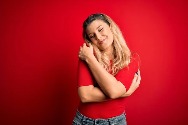 Jovem Mulher Loira Bonita Vestindo Camiseta Casual Sobre Fundo Vermelho — Fotografia de Stock