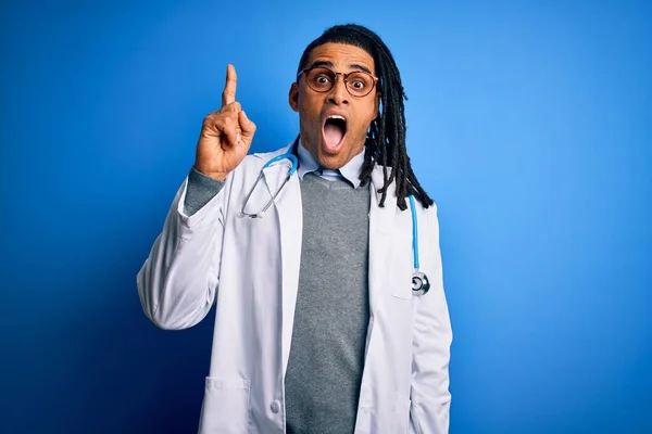Молодий Американський Лікар Афроамериканець Дредами Стетоскопі Окулярах Вказують Пальцем Вгору — стокове фото