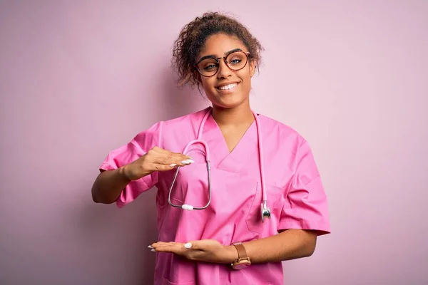Afrikanische Amerikanische Krankenschwester Mädchen Trägt Medizinische Uniform Und Stethoskop Über — Stockfoto