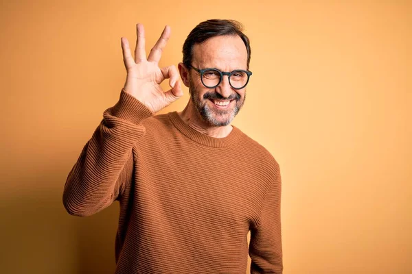 Middelbare Leeftijd Hijgende Man Draagt Bruine Trui Bril Geïsoleerde Gele — Stockfoto