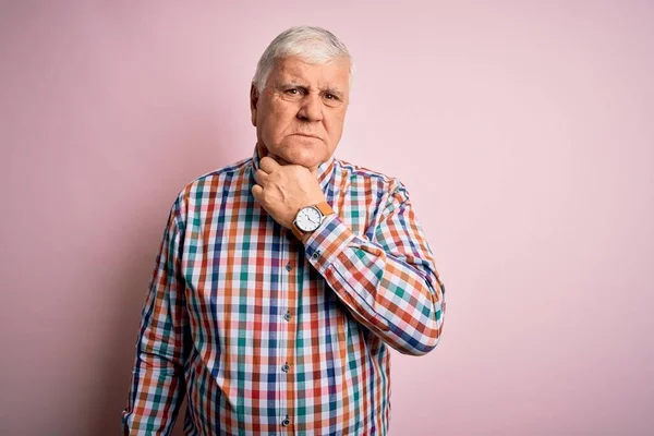 Hombre Apuesto Sensual Con Camisa Colorida Casual Sobre Fondo Rosa — Foto de Stock