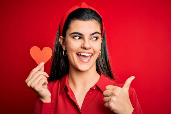 Junge Schöne Brünette Romantische Frau Mit Rotem Herzpapier Für Valentinstag — Stockfoto