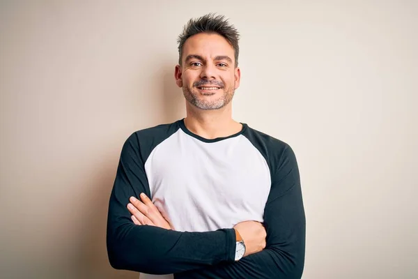 Joven Hombre Guapo Con Camiseta Casual Pie Sobre Fondo Blanco —  Fotos de Stock