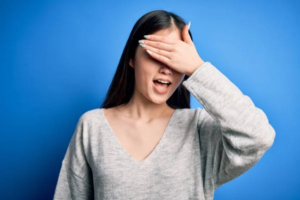 Joven Hermosa Mujer Asiática Vistiendo Suéter Casual Pie Sobre Fondo — Foto de Stock