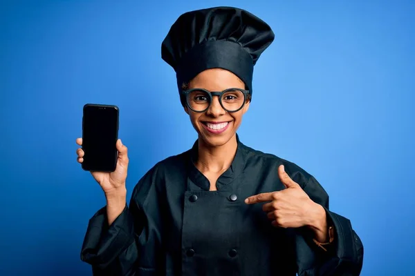 Afrikansk Amerikansk Bagare Kvinna Bär Spis Uniform Innehav Smartphone Visar — Stockfoto