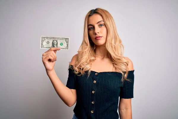 Jovem Mulher Loira Bonita Segurando Notas Dólar Sobre Fundo Branco — Fotografia de Stock