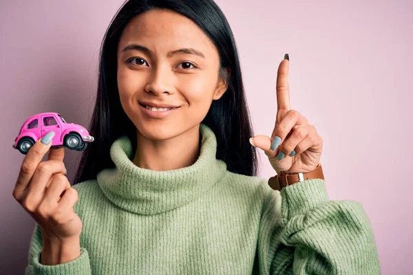 Jovem Mulher Chinesa Bonita Segurando Pequeno Carro Brinquedo Sobre Fundo — Fotografia de Stock